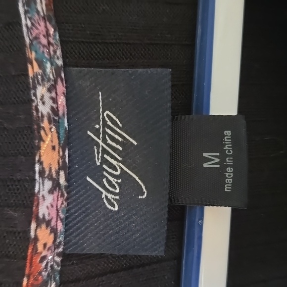 Daytrip Black And Floral Top Size Medium - Picture 6 of 7